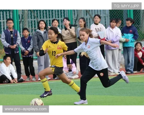 足球联赛在青训扶持中推动俱乐部共享教练资源与联合训练营，足球训练团队